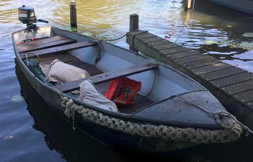 Stalen roeiboot met motor