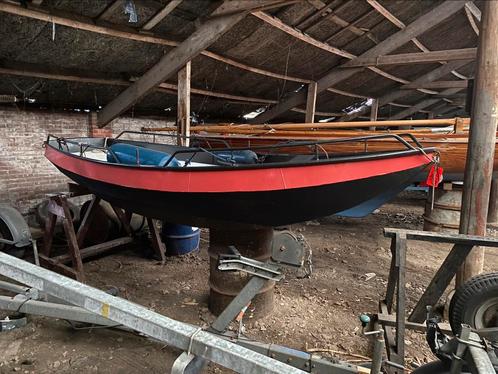 Stalen roeiboot met roeispanen 4 meter lang goed in de verf