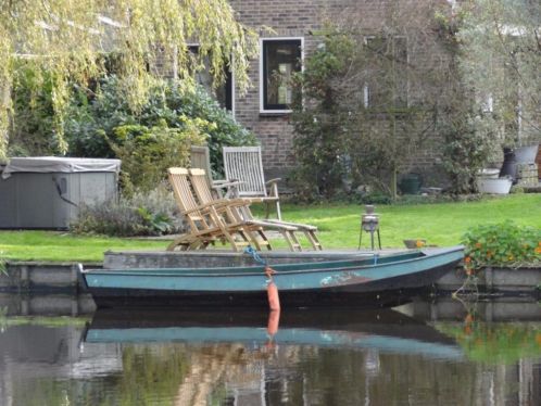 stalen roeiboot met yamahamotor en roeispanen te koop