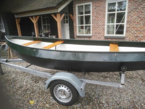 Stalen roeiboot visboot vlet grachtenboot