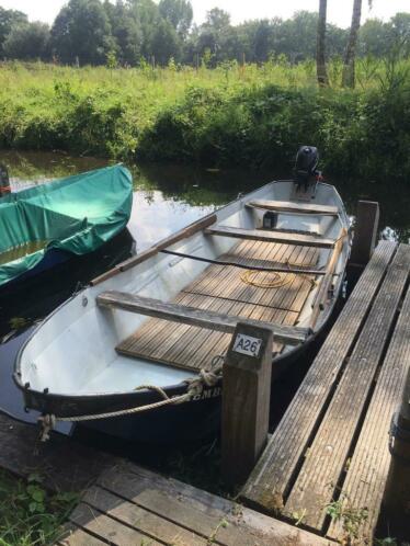 Stalen roeiboot  vlet met 4 takt buitenboord motor