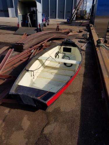 Stalen roeiboot, vlet met buitenboord motor