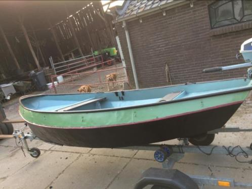 Stalen roeibootvlet grachtenboot met vlonders
