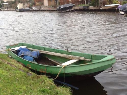 Stalen roeimotorboot