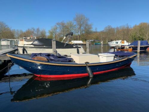 Stalen schippersvlet met binnenboordmotor