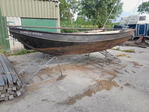 Stalen vlet grachten bootjes roeibootje