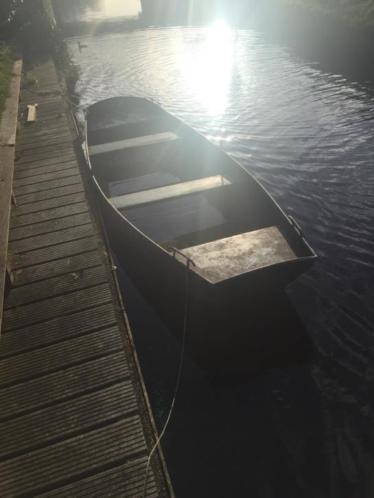 Stalen vlet roei of motorboot visboot