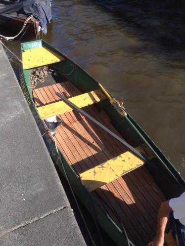 stalen vlet,grachtenbootje, visboot, roeiboot met vlonders