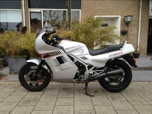 Stevige jonge dame zoekt handige Harry  Honda VF 1000 F2 