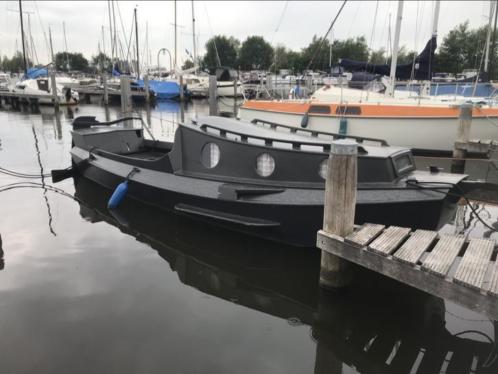 Stoer houten kajuitbootje in Friesland