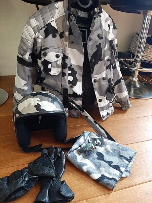 Stoere motorkleding (kind) met helm, handschoenen, sjaal