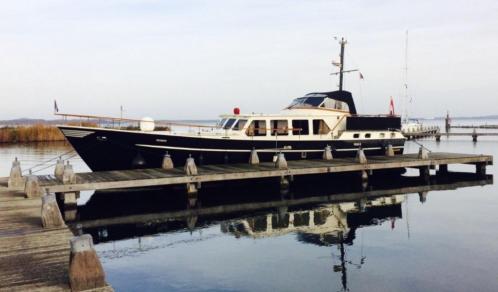 Stoere, ruime klassieke Van der Valk trawler