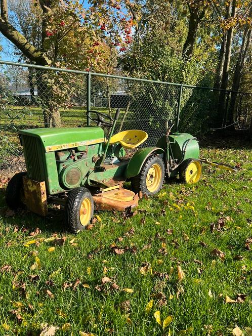 Strakke en goede oldtimer zitmaaier John Deere 110 8pk 1966