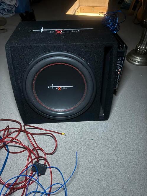 Subwoofer caliber met versterker en kabels