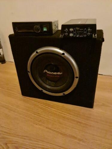 Subwoofer met versterker en radio