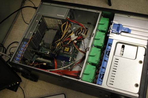 SuperMicro X8DAL tower server met RAID controller