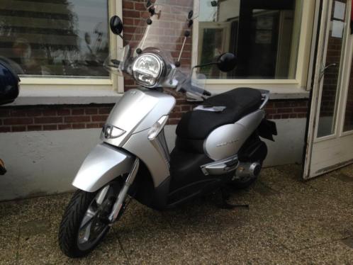 Supermooie Aprilia Scarabeo 250ie, alarm, windscherm etc