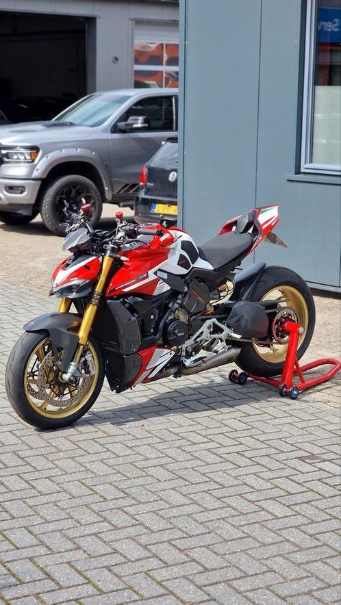 Supernette Ducati Streetfighter v4s veel carbon lage kmstand