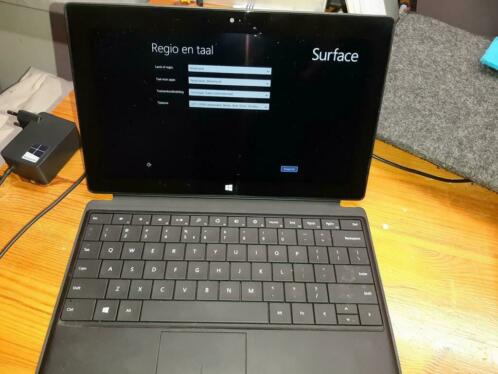 Surface 32GB, originele lader, beschermhoes.