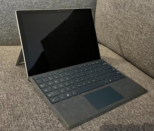 Surface Pro 6 met blauwe keyboard cover