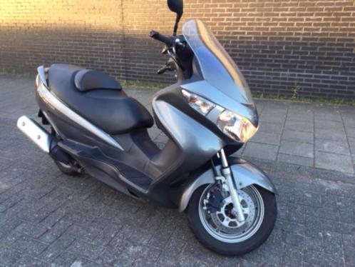 Suzuki Burgman 200 in topstaat bj 2012 weinig km,s 8500