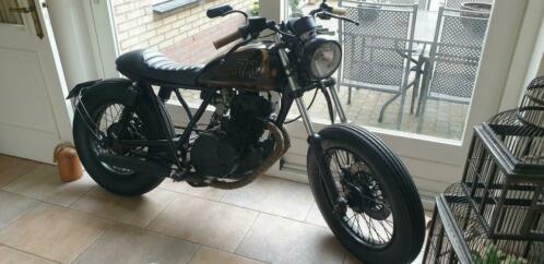 Suzuki GN250 bobber professioneel gebouwd.