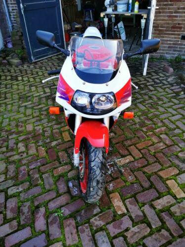 Suzuki GSX-R 750 uit 1997, wit met rood