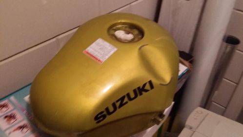 Suzuki GSXF 600 Tank met Deuk