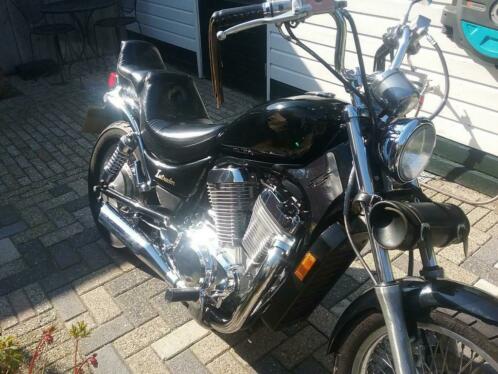 Suzuki Intruder VS 700 met zadeltassen.