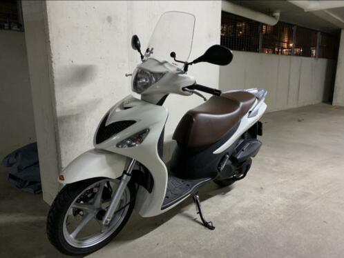 Suzuki Sixteen 150, kleur roomwit