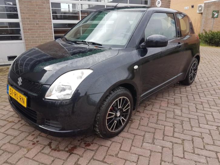 Suzuki Swift 1.3 3deurs 2005 Zwart benzine, trekhaak