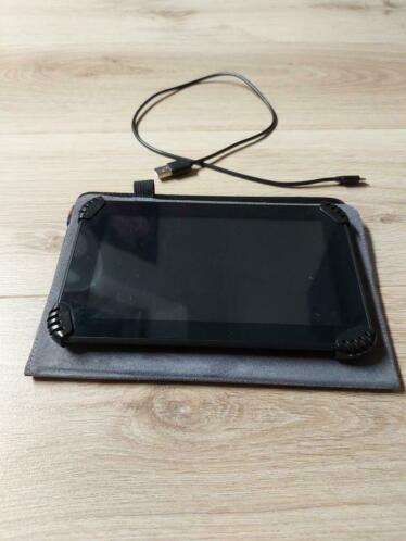 Tablet met hoesje en oplader