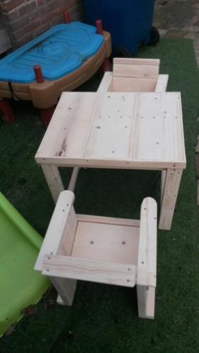Tafel en stoeltjes van pallethout