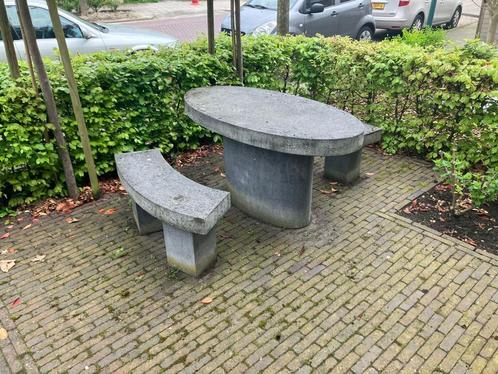 Tafel met bankjes van beton