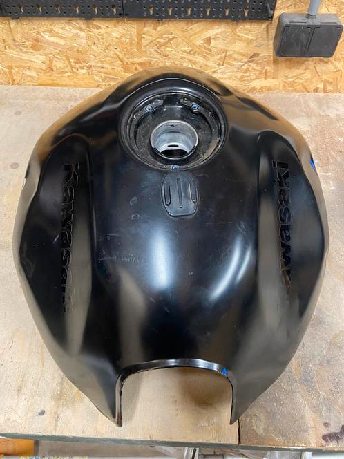 Tank kawasaki Z1000 06 beschadigd, excl. tankdop en pomp