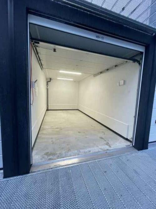 TE HUUR Garagebox  bedrijfsbox Garagepark Almere Gooisekant