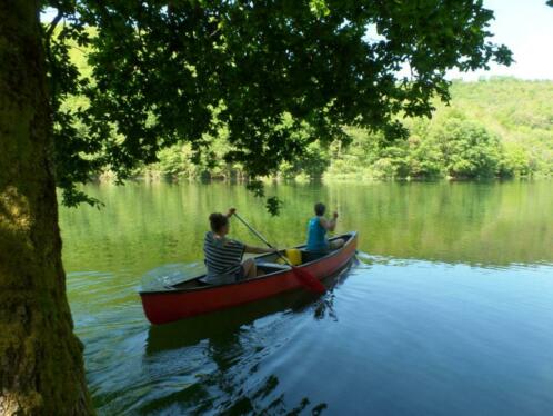 Te huur kano op kleine camping aan meer, Auvergne Frankrijk