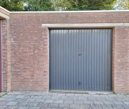 Te huur nette garagebox, extra hoog, te Halsteren