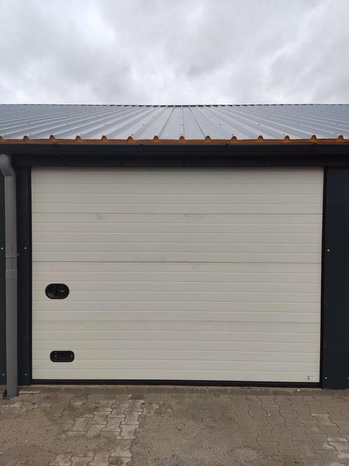 Te huur nieuwe gesoleerde garagebox met overheaddeur