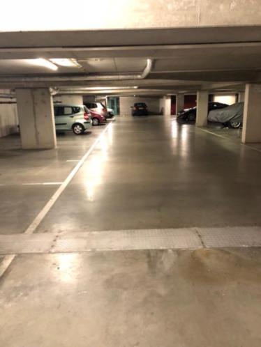 Te huur parkeerplaats in garage RijswijkOldtimer stalling