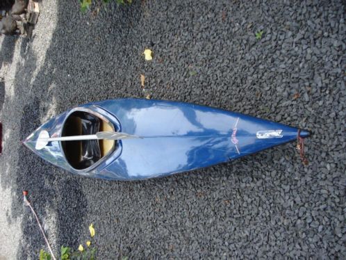 Te koop 1-persoons polyester kano met peddel