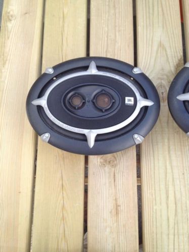 Te koop 2 jbl speakers voor in de hoeden plank