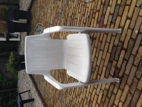 te koop 5 plastic tuinstoelen stapelbaar