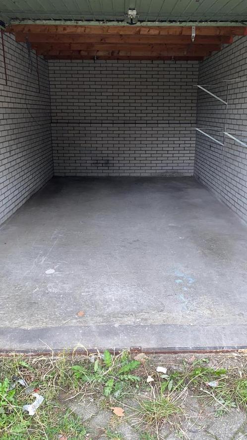 Te koop aangeboden 5 (niet geschakelde) garageboxen