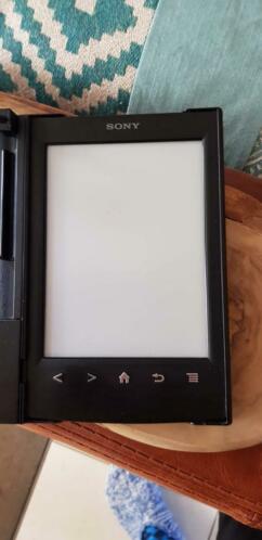 Te koop aangeboden een E reader Sony PRD-T2 amp cover