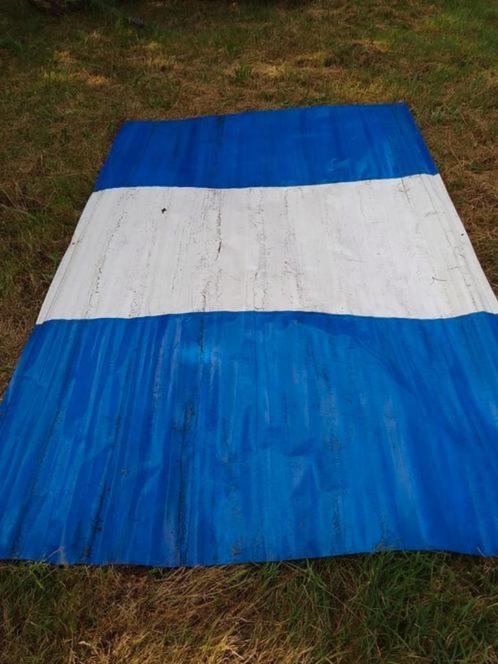 Te koop dik pvc zeil 310 x 190 cm in het wit of blauw wit
