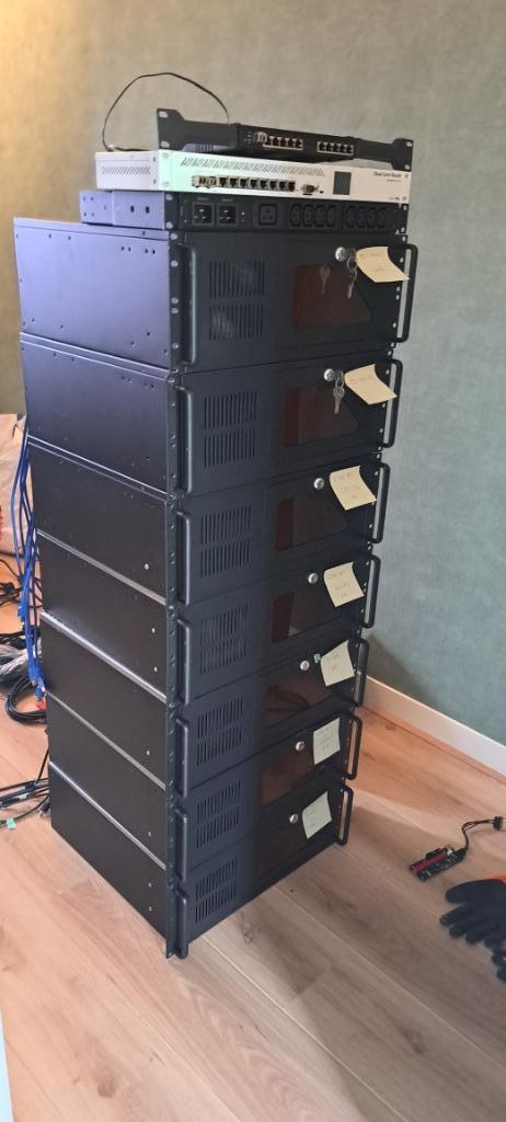 Te koop diverse hardware  rack apparatuur (Videokaarten)