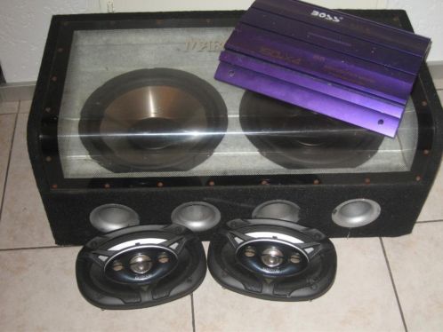 Te koop een bass box, versterker en hoedenplank speakers