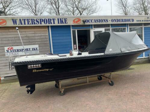 Te koop een Beauty 550 outboard sloep met motor in de bun