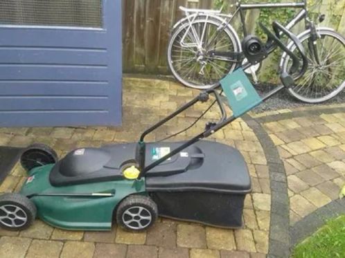 Te koop een elektrische grasmaaier met opvangbak